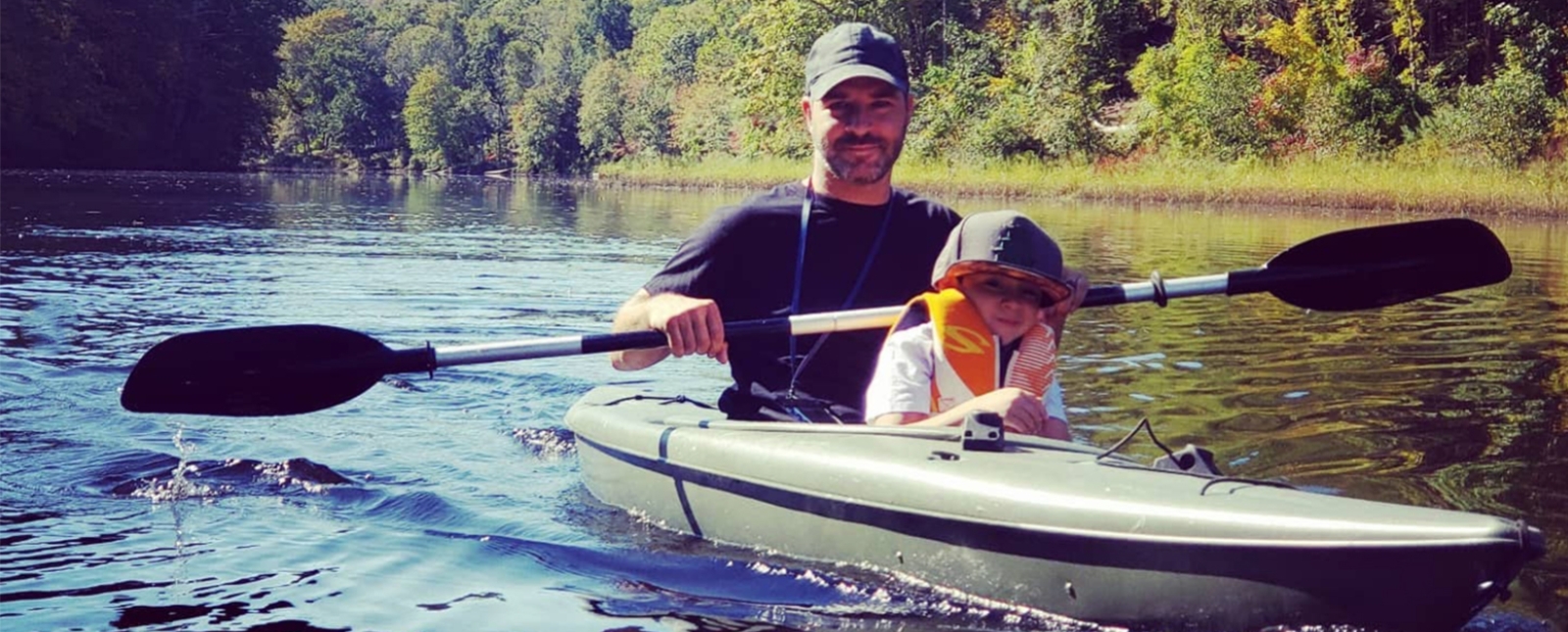 Father and son in kayak at Sunrise State Park (Instagram@teismomi)