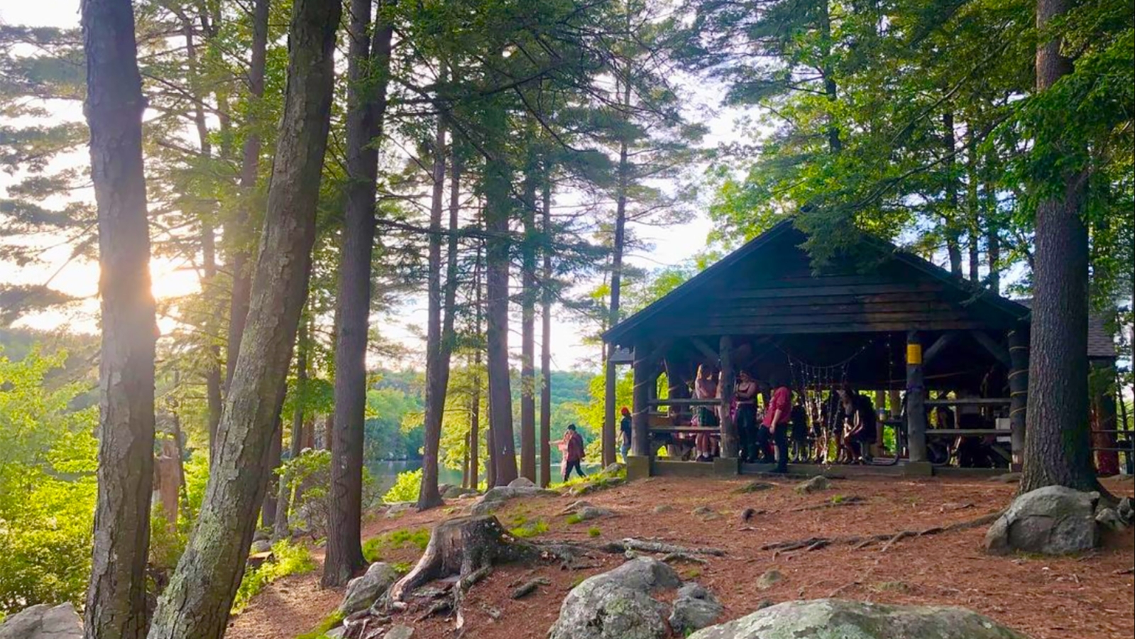 Grupo disfrutando de un refugio para picnic en el Parque Estatal Burr Pond (Instagram@jspinkmills)