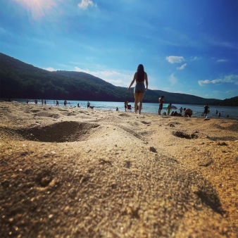 Kids playing at the beach at Squantz Pond (Instagram@ashley16guzman)