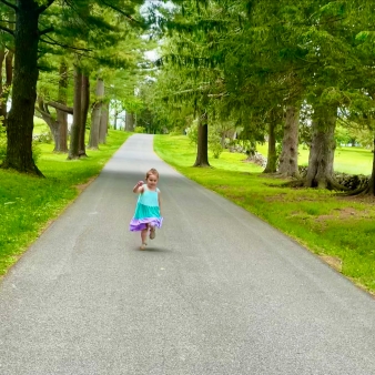 Niña corriendo por la ruta en Topsmead