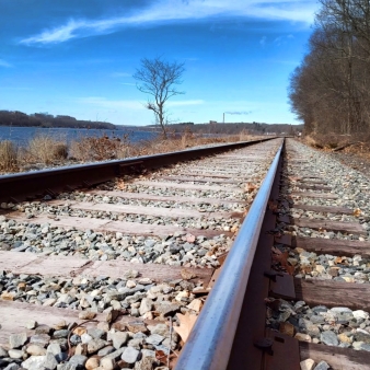 Cielo azul y ferrocarril en Stoddard Hill State Park